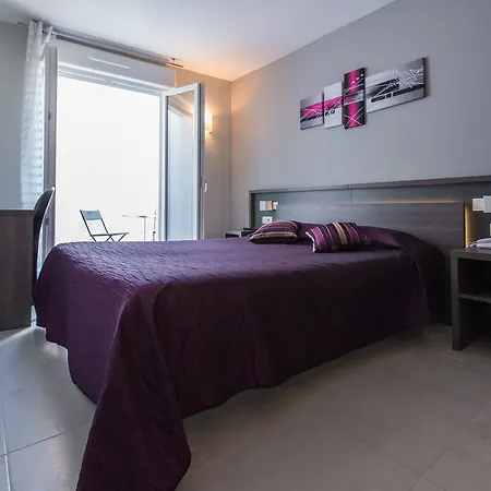 Hotel Holidays & Work
